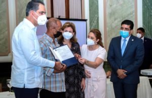 gobierno acompaña familias que perdieron parientes por covid