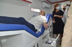 Presidente Abinader encabeza jornada de donación de sangre