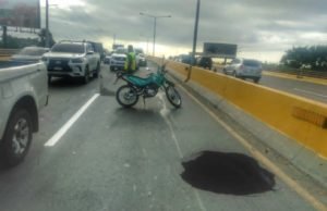 Se registra socavón en elevado de la autopista Duarte