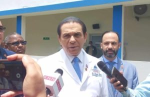Ministro de Salud insiste hospitales publicos no seran privatizados.
