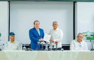 Paliza entrega fondos para equipar laboratorio sector agropecuario
