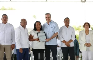 Abinader entrega más de mil títulos de propiedad en Villa Central de Barahona