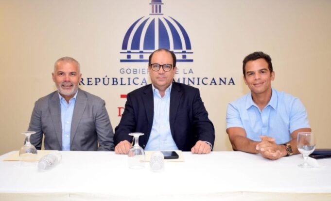 Rubeěn-Garcia-presidente-de-la-Federacioěn-de-Fuětbol-Franklin-de-la-Mota-viceministro-de-Deportes-y-el-empresario-Saymon-Diěaz.-1140x694