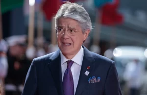 Guillermo Lasso firma el decreto que convoca a un referéndum en Ecuador