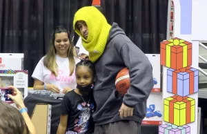 Bad Bunny reparte en Puerto Rico 25.000 regalos de arte, música y deporte