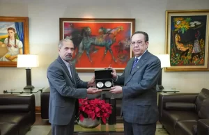 Efemérides Patrias reconoce con símbolos al gobernador del Banco Central