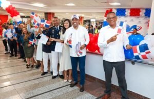 DA recibe dominicanos a ritmo de güira y tambora en el AILA