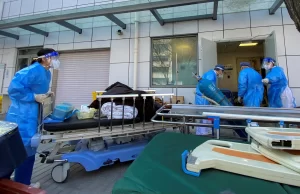 Los hospitales están desbordados en China por la ola de casos de COVID-19