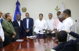 Gobierno entrega 60 millones de pesos a productores de ajo Constanza