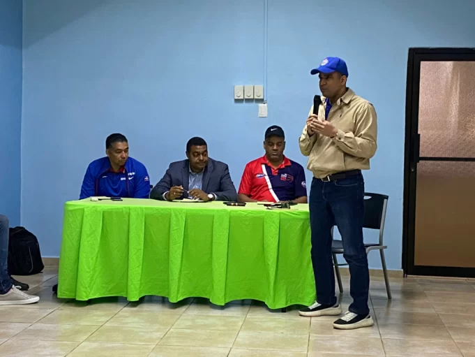 Rafael-Uribe-presidente-de-Fedombal-se-dirige-a-los-asambleistas-en-el-encuentro-con-las-franquicias-de-la-LND-U22