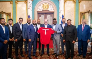 Abinader recibe a los campeones nacionales Tigres del Licey