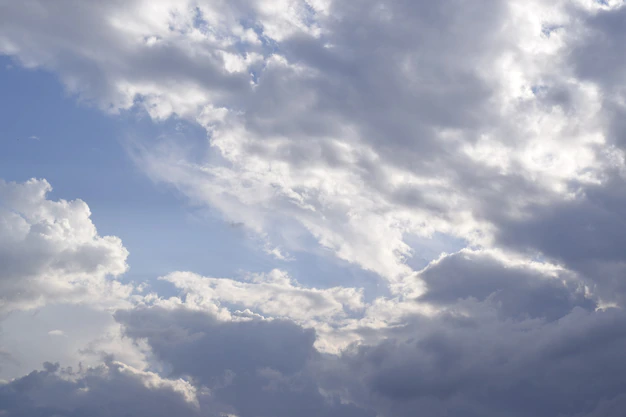 dia-cielo-nublado-composicion_431416-89