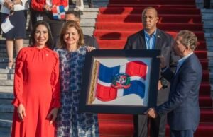 Vicepresidenta Raquel Peña encabeza acto de homenaje a la Bandera Nacional