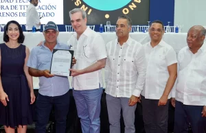Luis Abinader entrega 200 de 385 títulos de propiedad en Pedernales