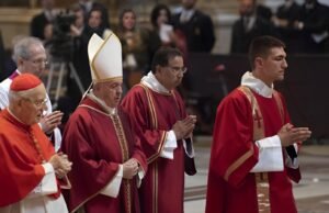 El papa establece que todo bien comprado por la Curia es de la Santa Sede