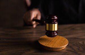 Imponen prisión preventiva a cuatro personas por falsificar documentos judiciales