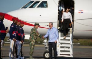 Abinader regresa al país tras lanzar primera bola en Clásico Mundial de Béisbol