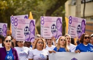 Mujeres marchan en la UASD exigiendo igualdad en la sociedad