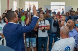 País Posible juramenta decenas de perredeístas en Bonao, entre ellos el regidor Joel Melo