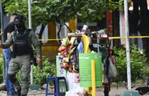 Un muerto y varios heridos en atentado contra policías en Colombia
