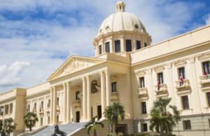 Gobierno firma acuerdo con el propósito de atraer mayores inversiones