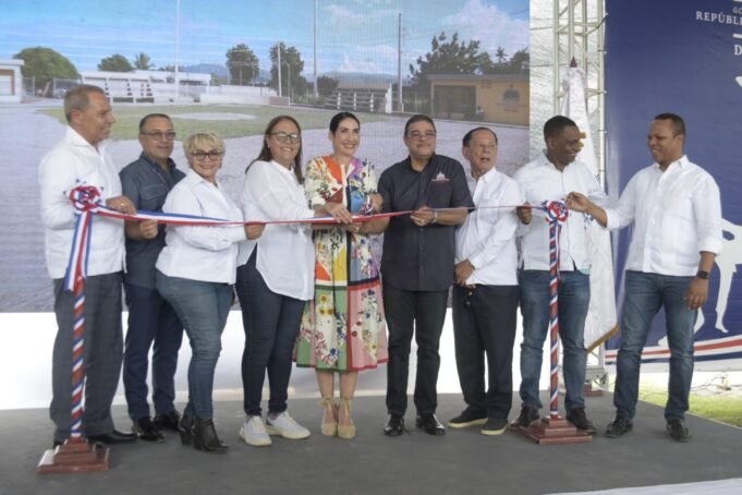 RAQUEL-ARBAJE-Y-FRANCISCO-CAMACHO-INAUGURAN
