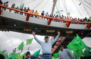 Leonel Fernández encabeza marcha contra el alto costo de la vida