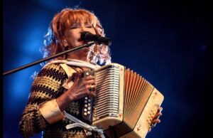 “Quién no se cae”, dice La Vieja Fefa tras estrallón en un aeropuerto