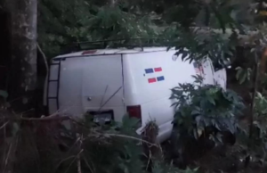 Al menos cinco heridos tras accidente de tránsito de un minibús en Santiago Rodríguez