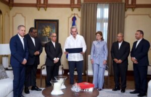 Abinader entrega reconocimiento a la Conferencia del Episcopado Dominicano