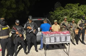 Ocupan 100 paquetes de cocaína, apresan un hombre y otros escapan en Barahona