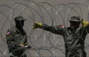 Guardia Nacional en Texas refuerza barricada de alambre pese a orden del Gobierno para retirarla