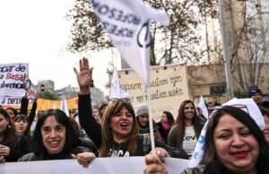 Profesores marchan en Chile para reclamar millonaria deuda con la educación