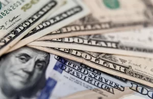 El dólar se mantiene prácticamente estable, a 56.83 pesos para la venta