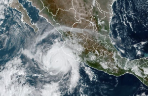 Huracán Hilary crece a categoría 4 mientras avanza a la península de Baja California