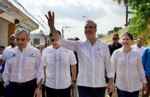 Abinader supervisa trabajos canalización y saneamiento cañada “Las 800” del Los Ríos