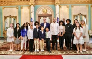 Abinader recibe estudiantes meritorios hijos de dominicanos en el exterior
