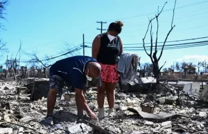 Dolor y rabia en Hawái tras incendio que dejó más de 90 muertos