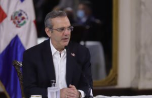 Abinader espera solución que evite cierre total de la frontera y de comercio con Haití