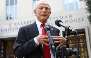 Exasesor de Trump es hallado culpable de desacato al Congreso