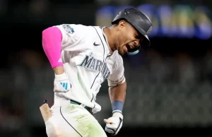 Julio Rodríguez despacha su HR 30 y logra el 30-30 en derrota ante los Angelinos