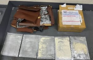 Autoridades incautan folder rellenos de cocaína serían enviados a Australia