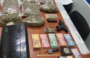 Desmantelan centro de distribución de drogas en Santiago; ocupan pistola y apresan dos