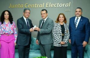 Leonel entrega a JCE padrón de la FP con más de dos millones de inscritos