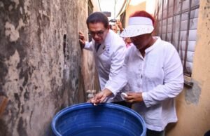 Ministro de Salud encabeza operativo contra el dengue en Los Mina