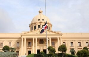Bandera ondea a media asta en el Palacio Nacional por víctimas del fenómeno atmosférico