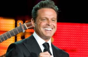 Luis Miguel sufre una caída en pleno concierto en Ciudad de México