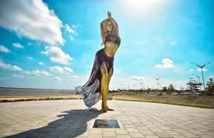 Inauguran escultura de Shakira en su Barranquilla natal