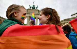 El Vaticano acepta la bendición de parejas homosexuales sin considerarlas matrimonio