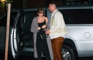 Taylor Swift y Travis Kelce comparten el icónico beso por el Año Nuevo